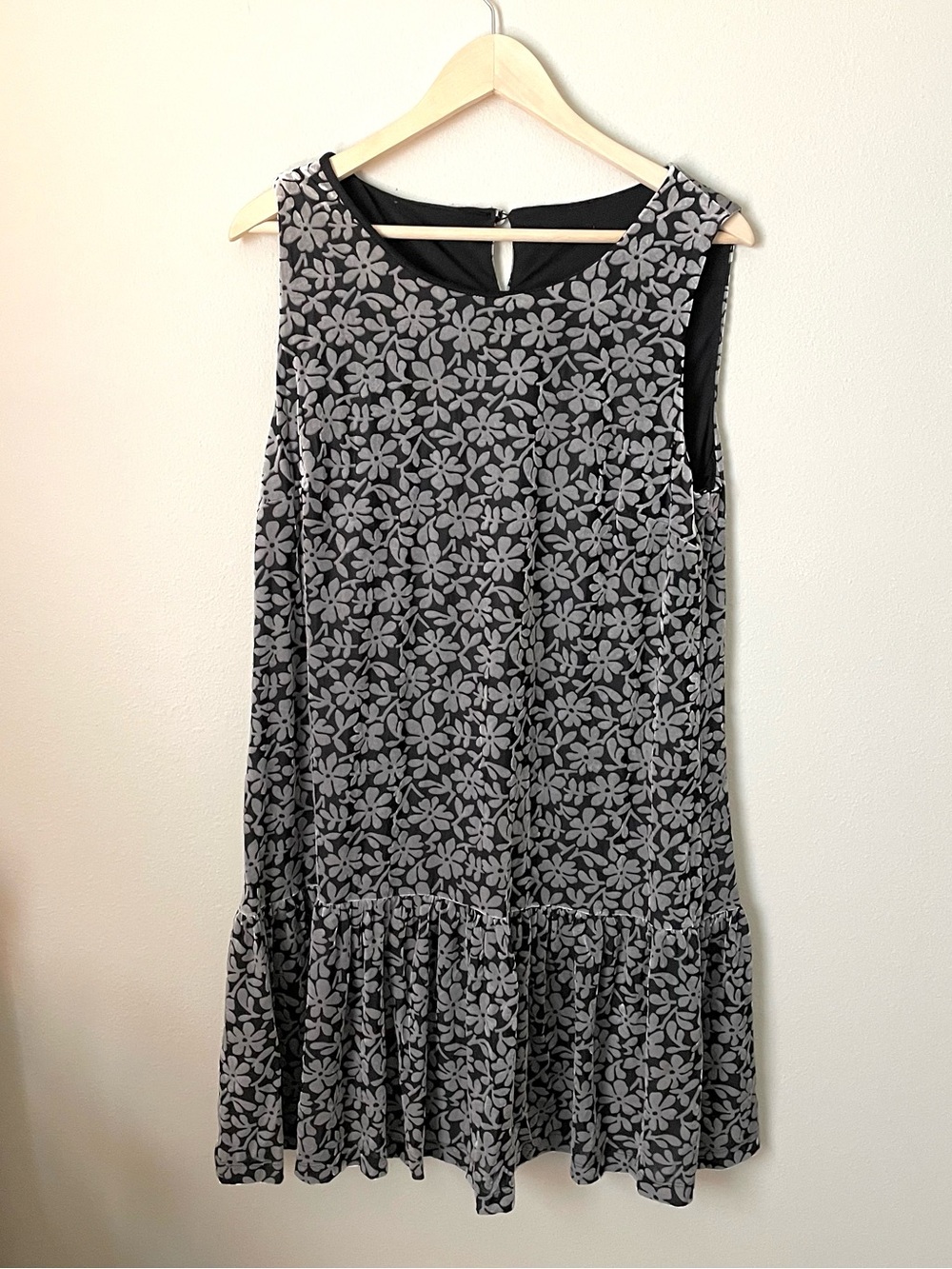 Nina Leonard - Black Dress with Gray Floral Print - Approx Size M
